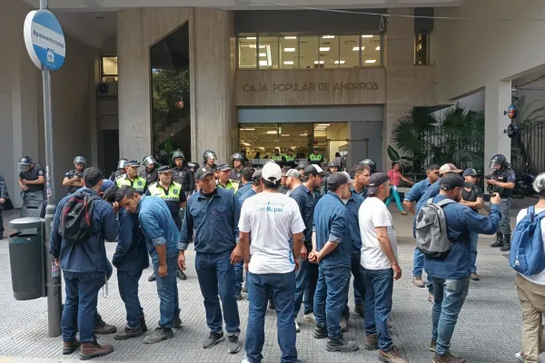 Cortaron la 25 de Mayo para protestar en la Caja Popular