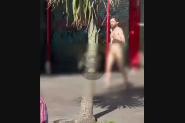 Video: un ruso se sacó la ropa y corrió totalmente desnudo por una peatonal argentina