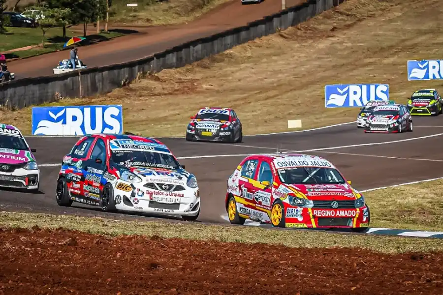 EN CARRERA. Ortega se sobrepuso a las adversidades y logró un gran campeonato en la Clase 2 del Turismo Nacional.