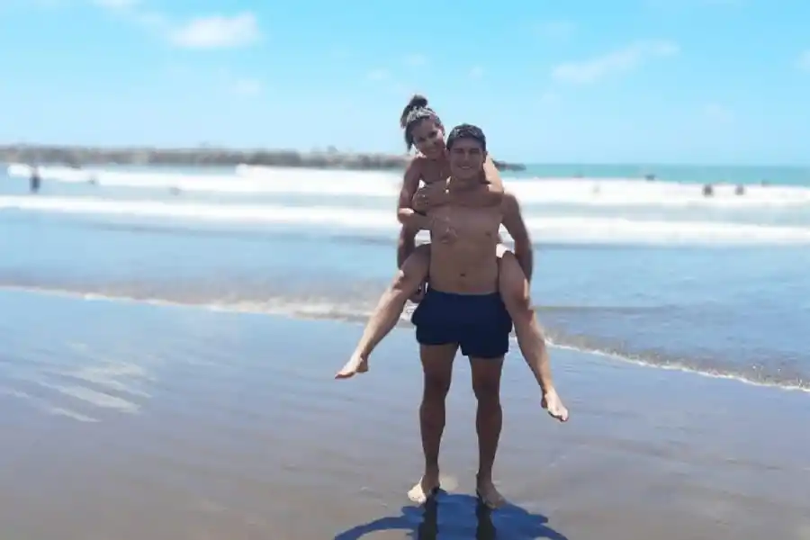 UNIDOS. Banegas disfruta de la playa junto a su pareja.