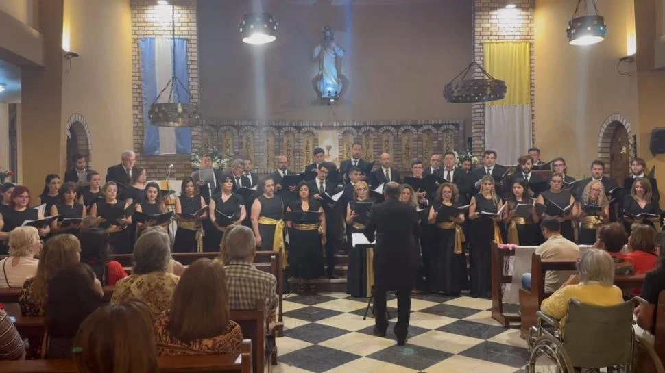 EN EL TEMPLO. El domingo, numeroso público premió al coro con cálidos aplausos en el primer “A capella”. gentileza jorge bulacia soler
