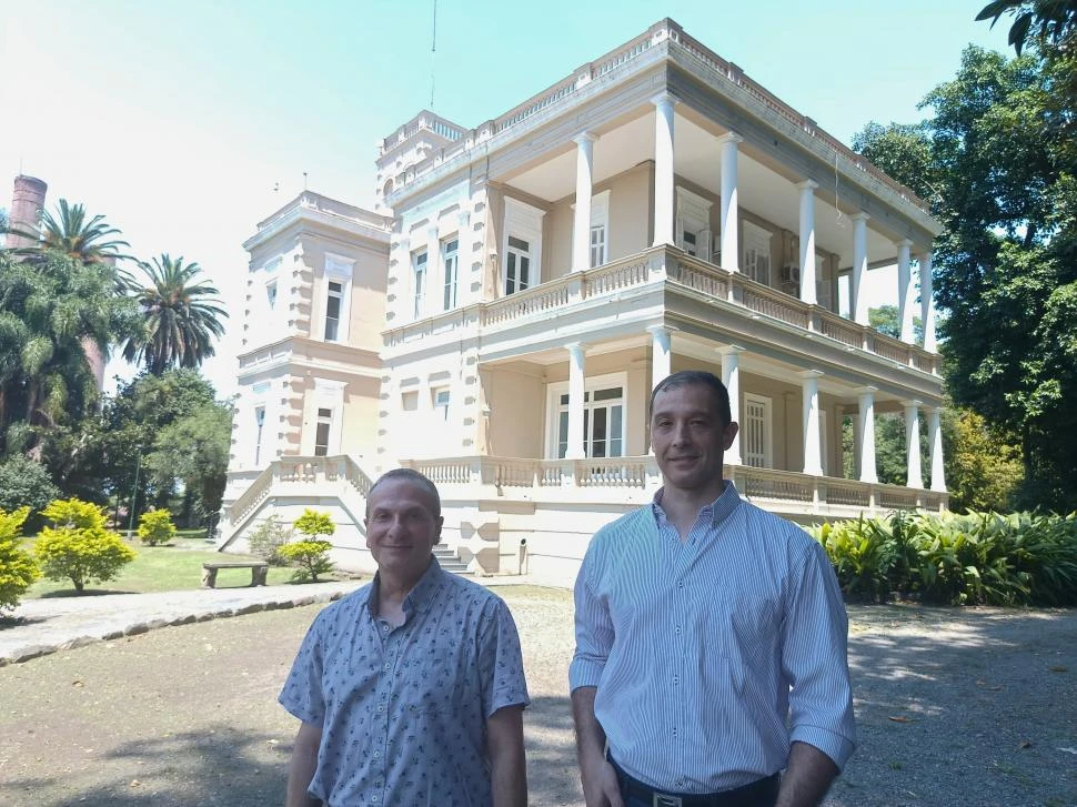 NUEVOS DESAFÍOS. El doctor Ramiro Albarracín y el arquitecto Matías Rohmer Litzmann frente a la universidad.