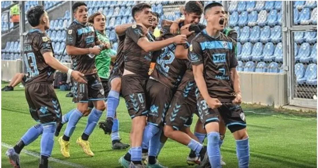 TAPADO. Ferreyra está en medio de sus compañeros que lo abrazan en pleno festejo tras haber marcado el gol del empate a pocos minutos de la finalización del partido.