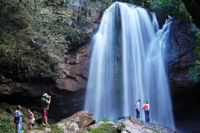 Vacaciones 2023/2024: las impactantes cascadas con piletas naturales que pocos conocen