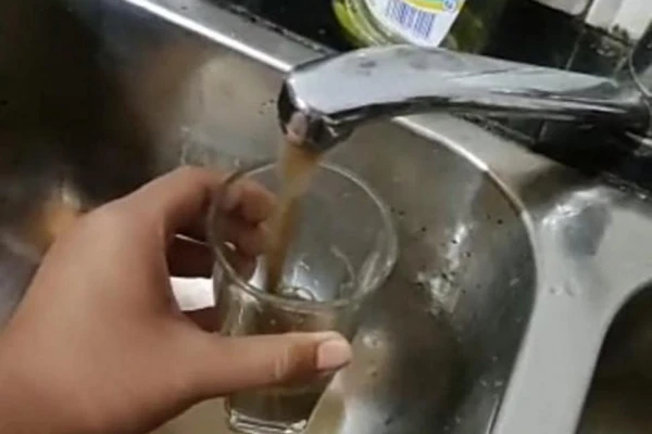 Entre la sequía y la lluvia: en Alpachiri sale agua con barro