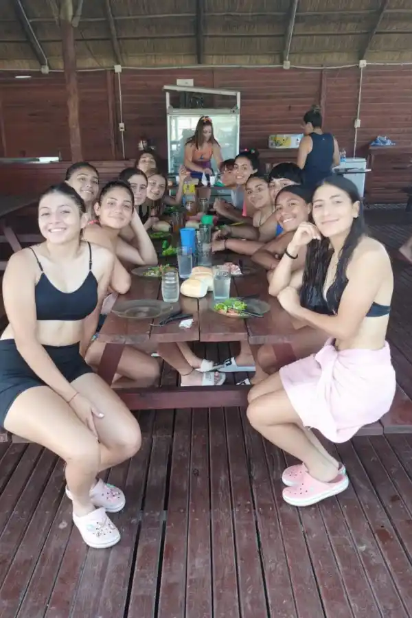 GRUPO SÓLIDO. Las Naranjas disfrutaron de un asado en su llegada a Paraná.