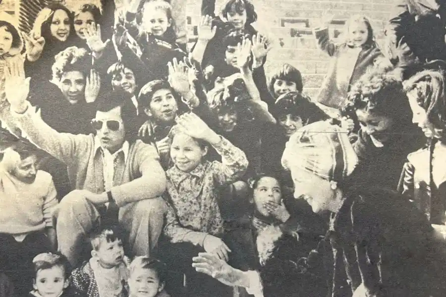 UN ÉXITO. Palito, en 1973, rodeado por un grupo de niños. Todos cantaron a coro “Yo tengo fe”, para un reportaje de la revista Gente.