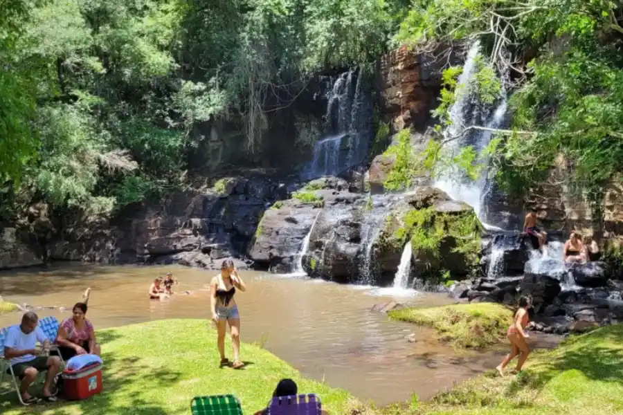 Vacaciones 2023/2024: las impactantes cascadas con piletas naturales que pocos conocen