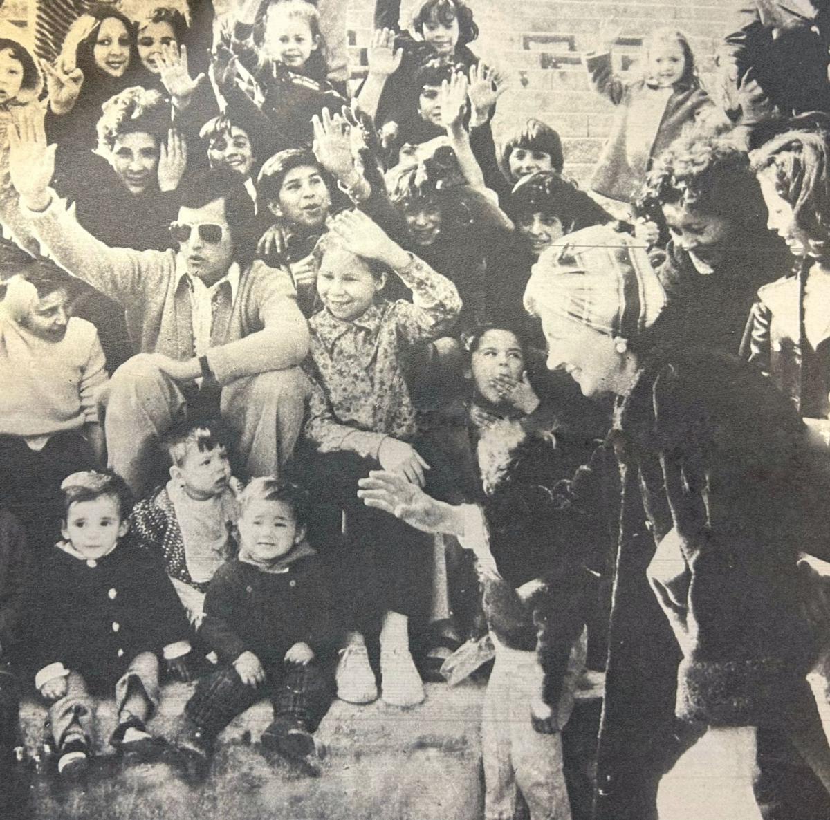 UN ÉXITO. Palito, en 1973, rodeado por un grupo de niños. Todos cantaron a coro “Yo tengo fe”, para un reportaje de la revista Gente.
