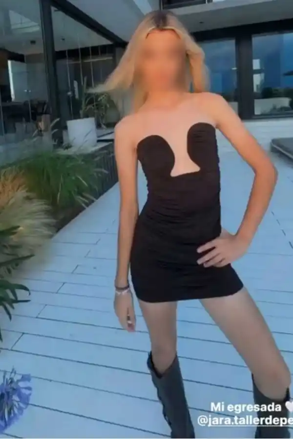 Mía egresó de la primaria y asistió a los festejos con su familia y compañeros.