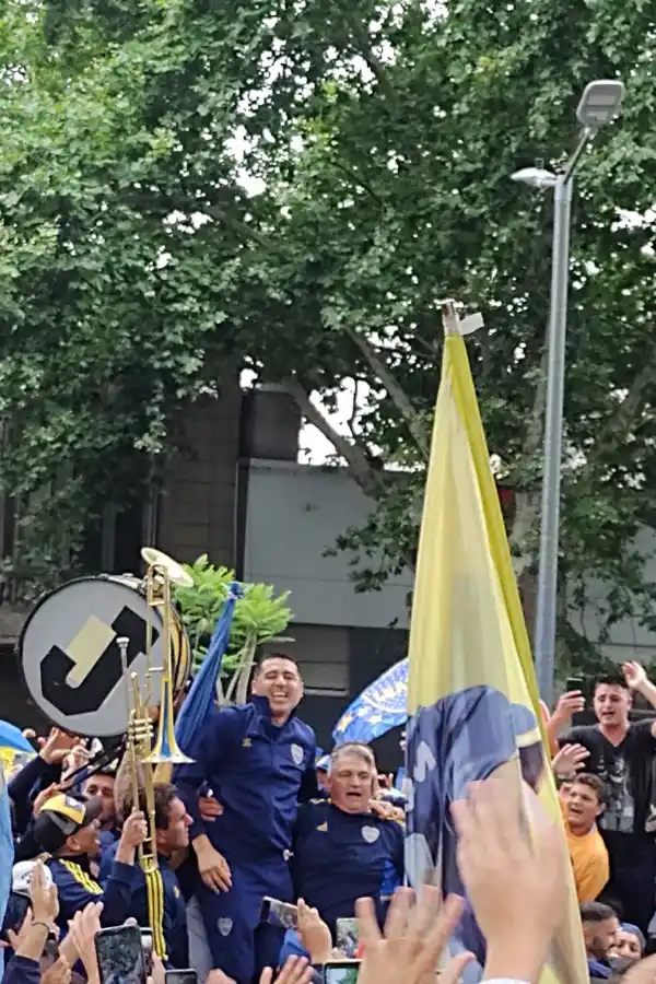 PRESENTE. Los Bombos de Los Bombos de La 12, Riquelme y Blas Giunta.