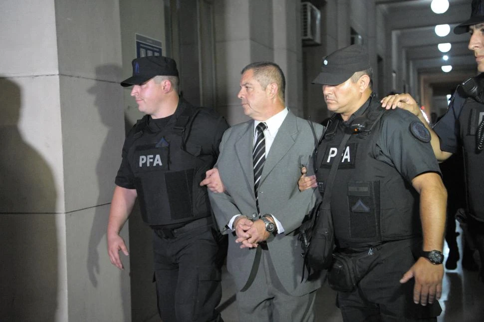 EN EL JUICIO. El ex subjefe de Policía, Nicolás Barrera, es llevado a Tribunales por policías federales.