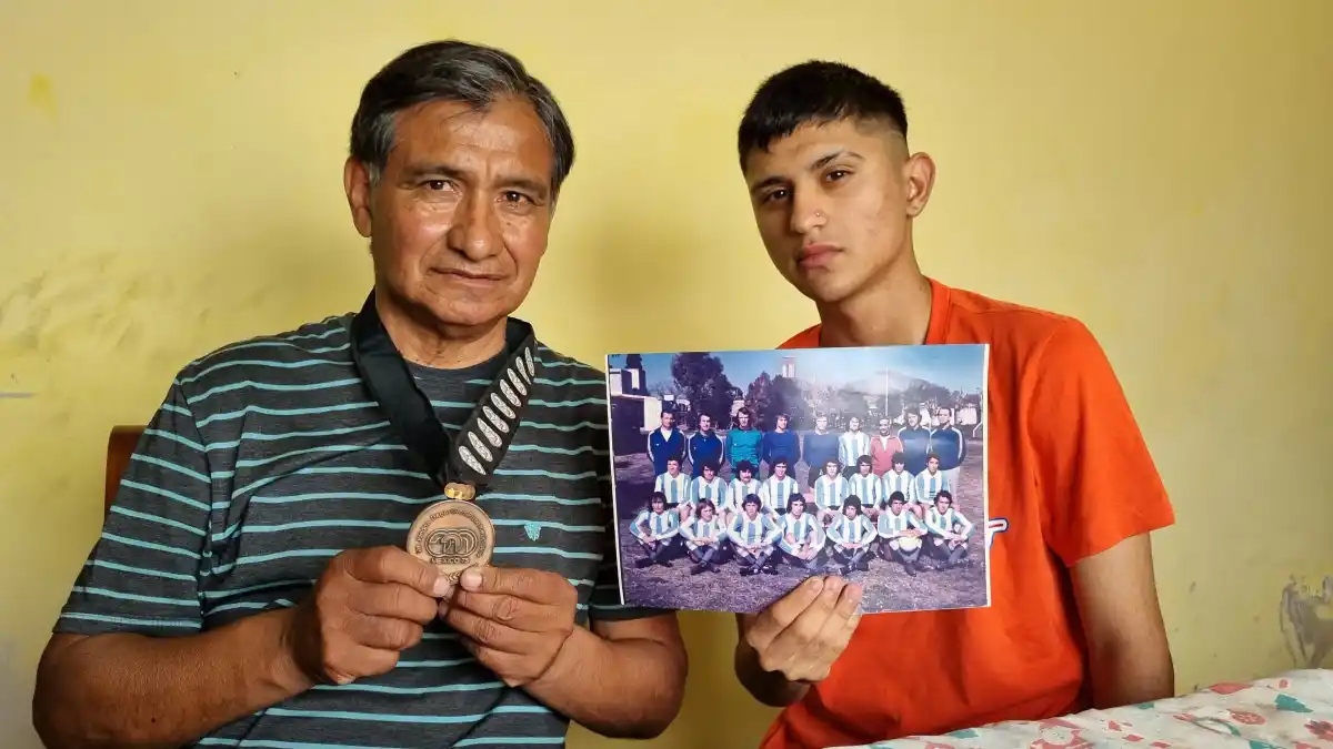 FAMILIA. Farías, el volante de Sportivo Guzmán y su nieto Gabriel. 