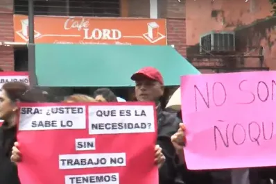 Empleados municipales protestaron frente a la Intendencia contra la medida de Chahla