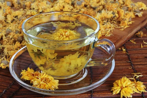 Los sanadores beneficios de tomar té de crisantemo, según los profesionales de la salud