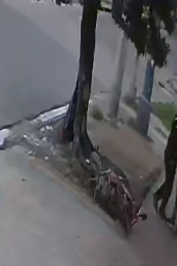 El acusado del robo momentos después de recibir el cabezazo.