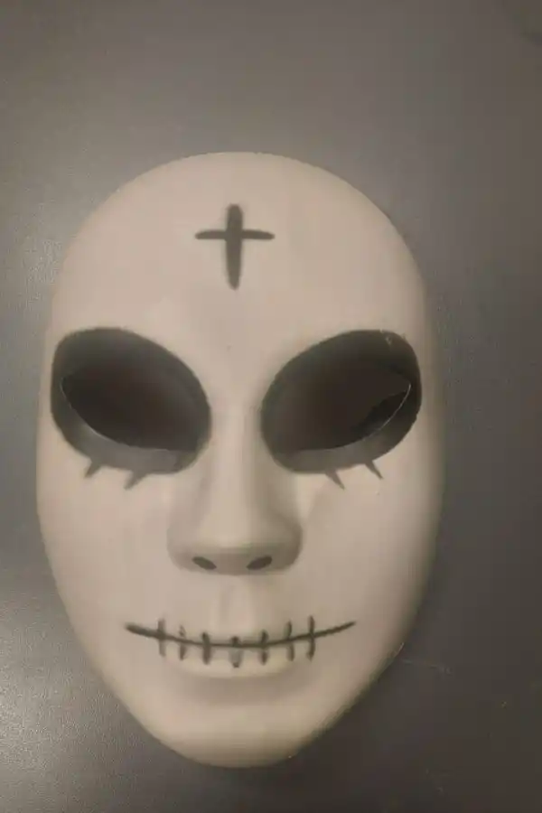 Una de las máscaras que habría utilizado el sospechoso.