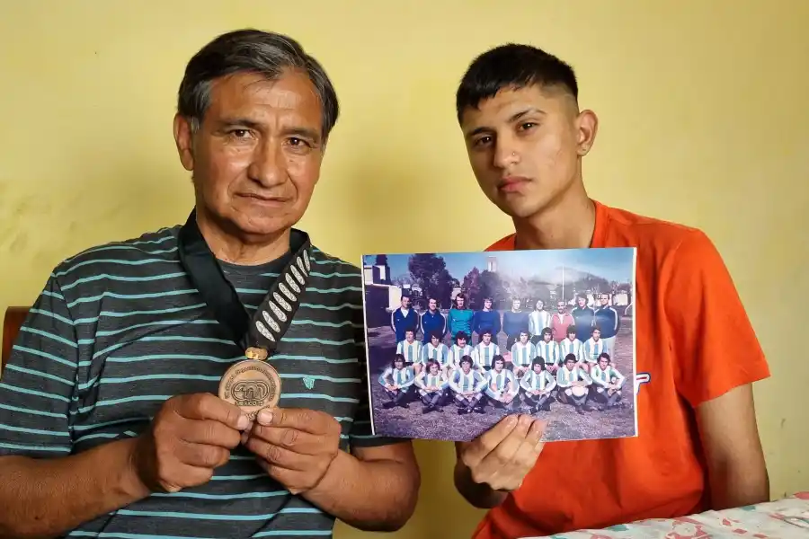 FAMILIA. Farías, el volante de Sportivo Guzmán y su nieto Gabriel. 
