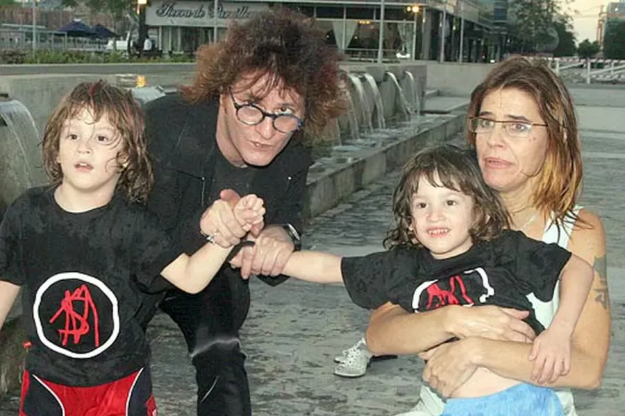 Pipo Cipolatti junto a sus hijos y Fabiana Cantilo