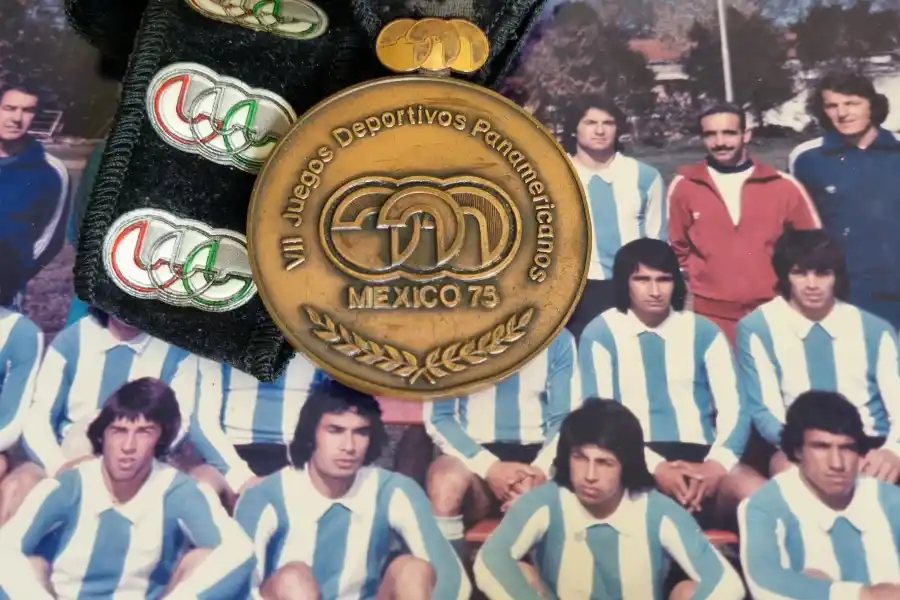 SELECCIÓN ARGENTINA. Foto de la formación y medalla de los  Juegos Panamericanos de México 1975.