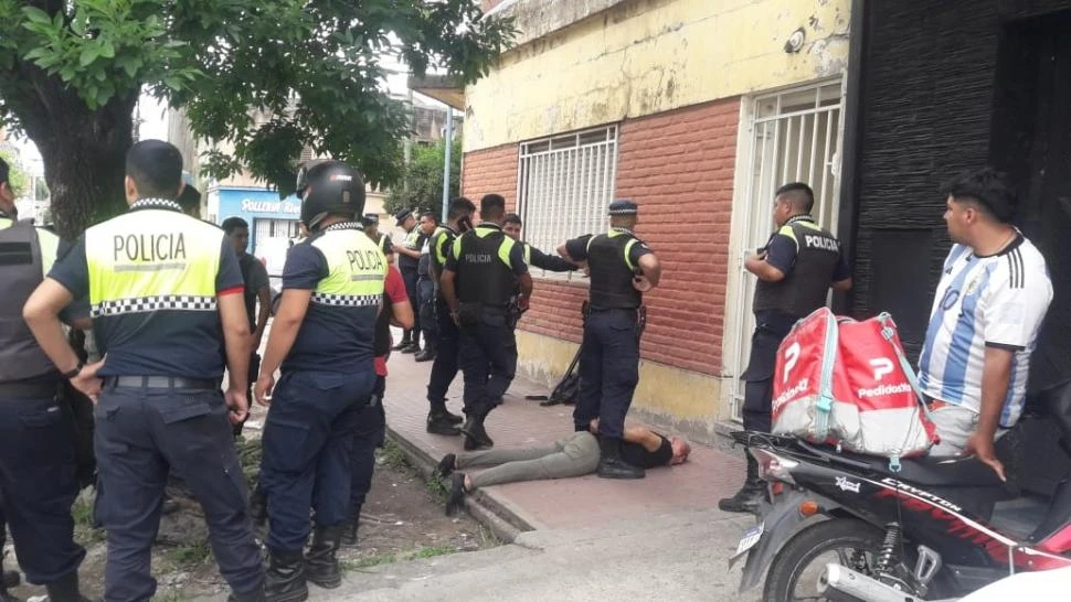 BIEN CUSTODIADO. Un policía custodia a Mario “Patita” Alarcón luego de que fuera detenido por un agente que lo siguió varias cuadras.