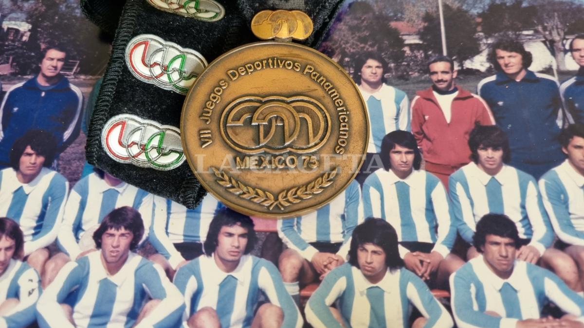 SELECCIÓN ARGENTINA. Foto de la formación y medalla de los  Juegos Panamericanos de México 1975.