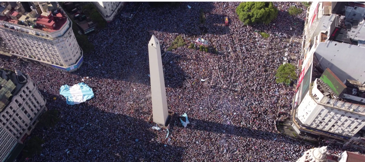 FESTEJOS. Una multitud de gente celebra en el obelisco el titulo obtenido por la Selección Argentina en Qatar. 
