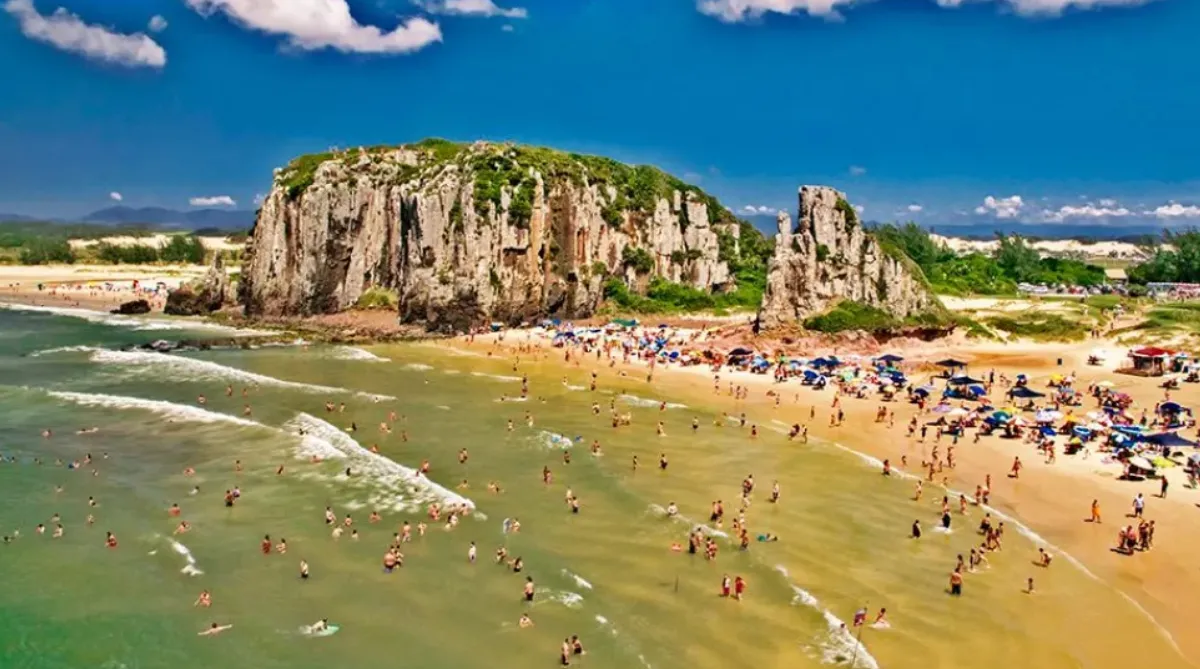 Vacaciones 2023/24: la playa de Brasil que está más cerca de Argentina y es una gran opción para el verano