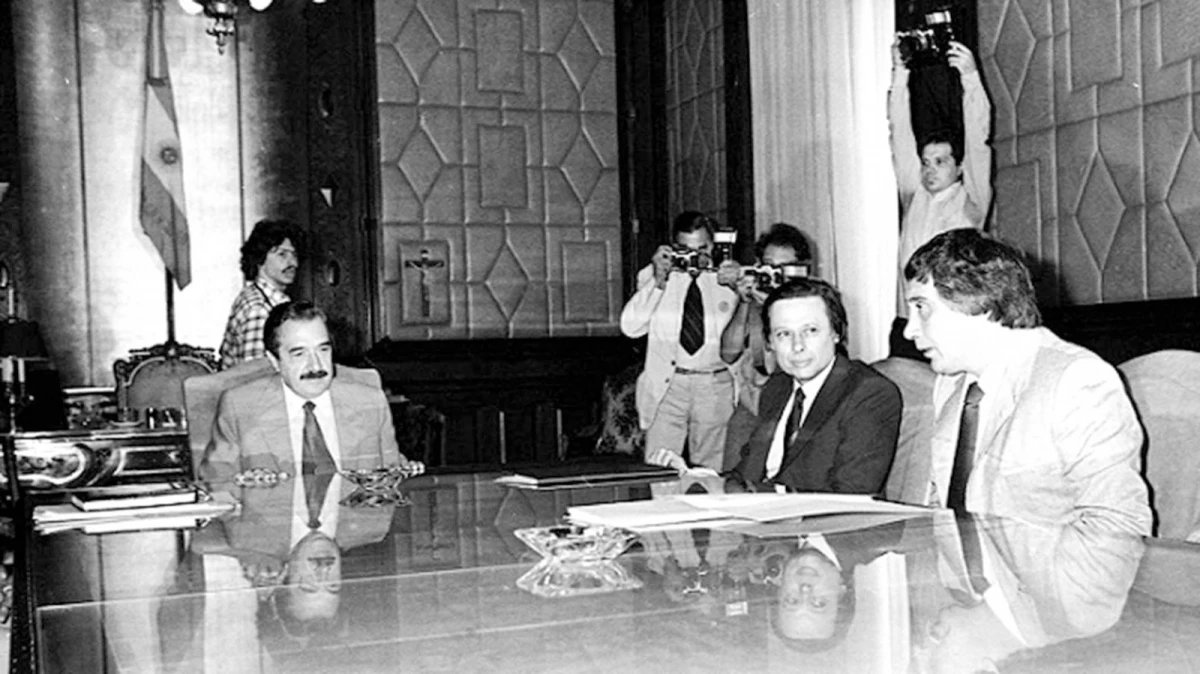 EL RADICAL Y EL PERONISTA. Alfonsín y Ubaldini fueron actores centrales en la historia del retorno a la democracia; en la foto, una reunión de 1984