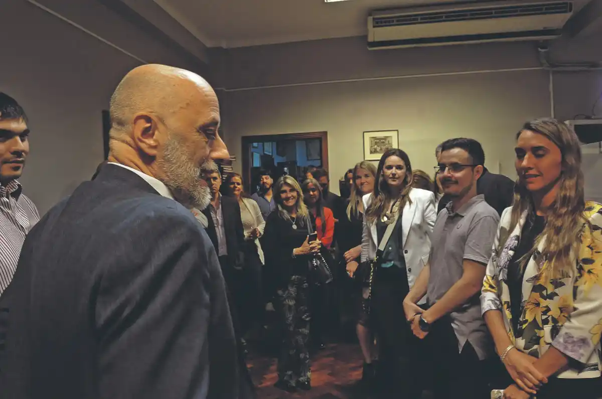 EN EL ARCHIVO.- Sebastián Rosso explica la tarea de esa sección clave. 
