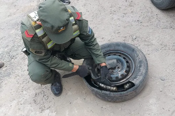 Remolcaba hacia Tucumán un vehículo con 12 kilos de cocaína acondicionados dentro de los neumáticos