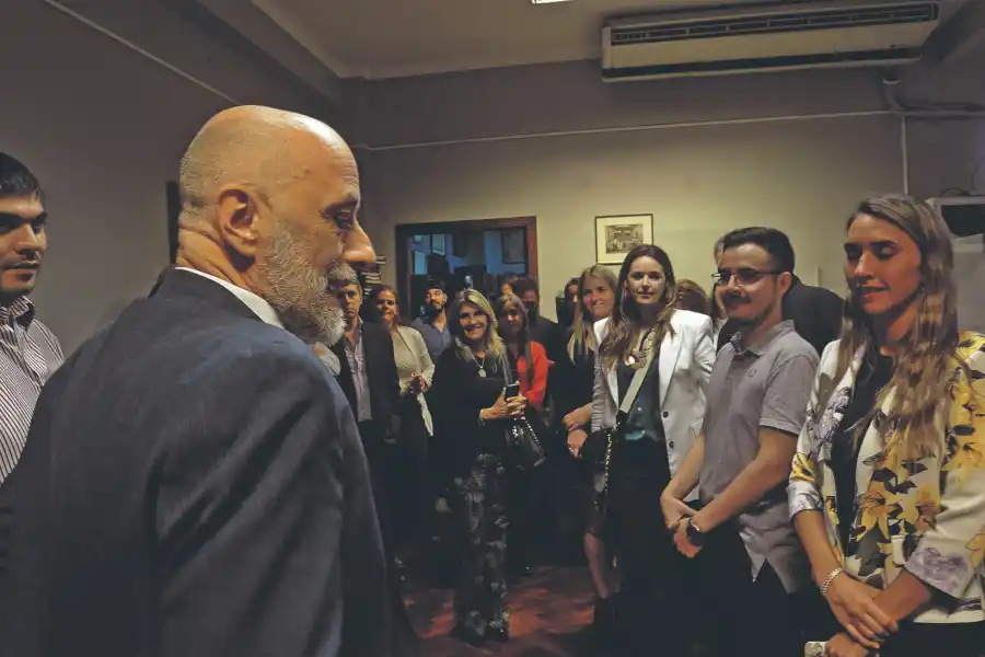 EN EL ARCHIVO.- Sebastián Rosso explica la tarea de esa sección clave. 
