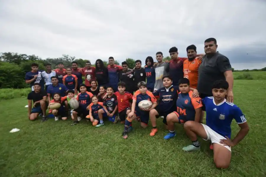 EQUIPO COMPLETO. Santa Ana rugby club unido posando para la foto. 