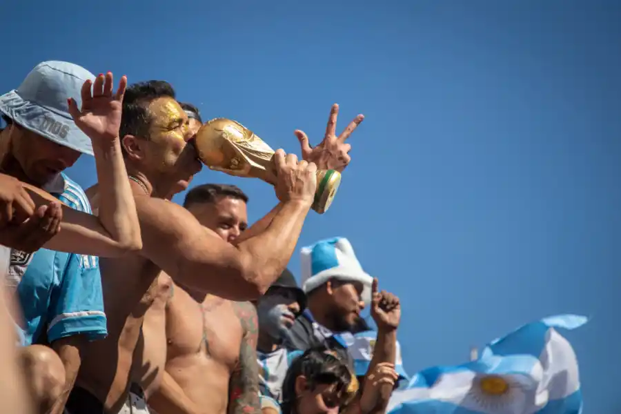 EUFORIA. Miles de argentinos celebran el triunfo de la selección argentina en Qatar.  