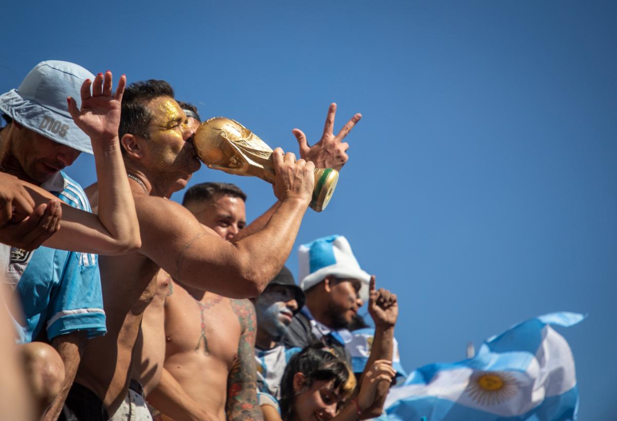 EUFORIA. Miles de argentinos celebran el triunfo de la selección argentina en Qatar.  