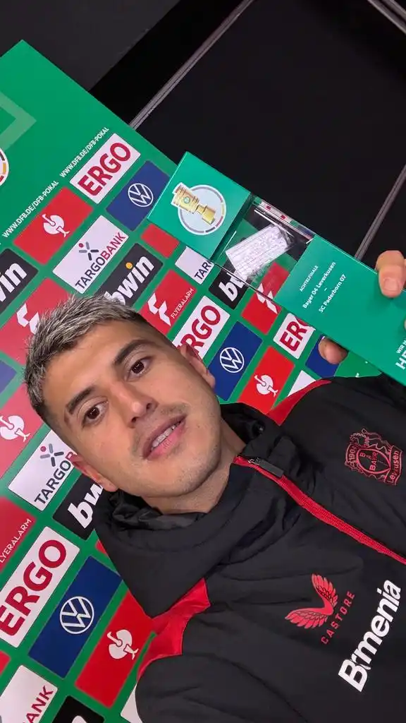 PREMIO. Palacios muestra en sus redes sociales el trofeo por ser la figura del partido.