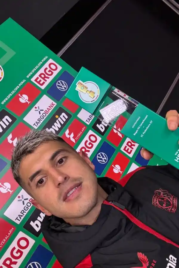 PREMIO. Palacios muestra en sus redes sociales el trofeo por ser la figura del partido.