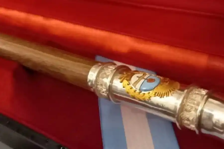 Pallarols entregó el bastón presidencial que usará Milei: el detalle de la pieza histórica