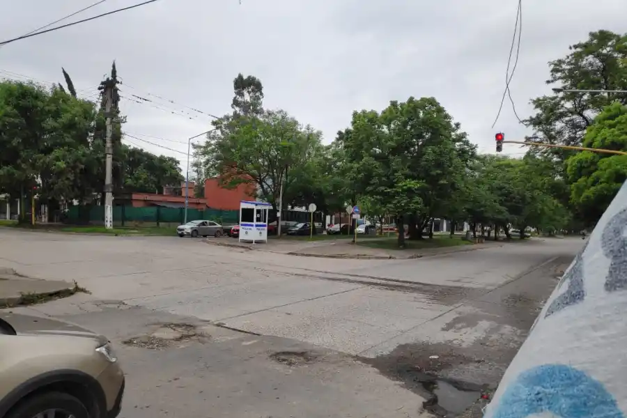 RECURSO. Instalaron garitas policiales a lo largo de la avenida América.