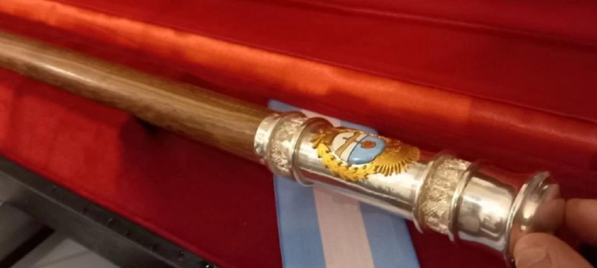 Pallarols entregó el bastón presidencial que usará Milei: el detalle de la pieza histórica