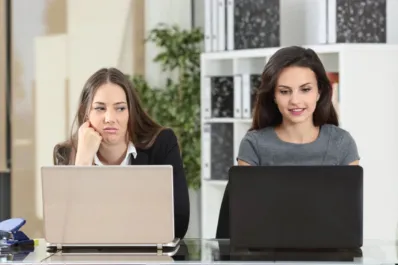 Cinco claves para identificar a una persona envidiosa: qué hacer si es alguien de nuestro entorno