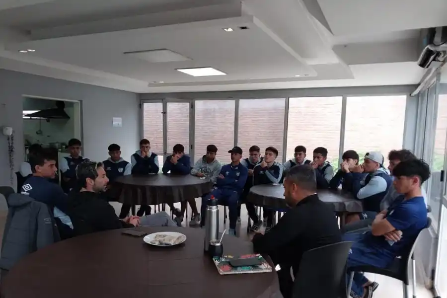 EXPERIENCIA. Lucchetti y otros ex jugadores visitaron a los chicos de la pensión. 