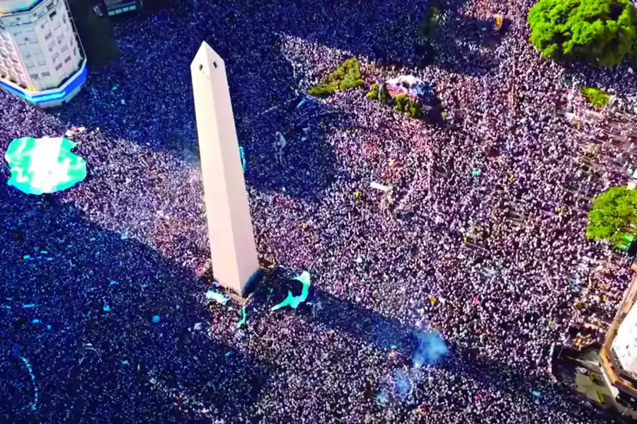 Muchachos, la película de la gente: entrega nostalgia y emoción, y deja en claro que gracias a un equipo de fútbol el pueblo recuperó la fe