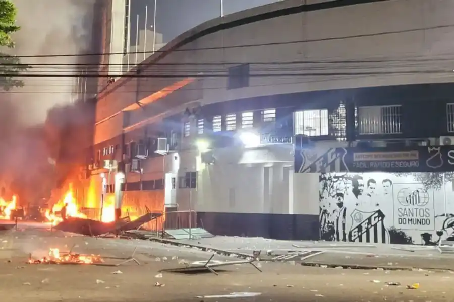 Santos descendió a la Segunda División: las impactantes imágenes de los disturbios en Brasil