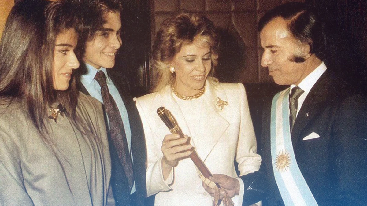 Carlos Menem y su familia en su asunción como presidente en 1989.