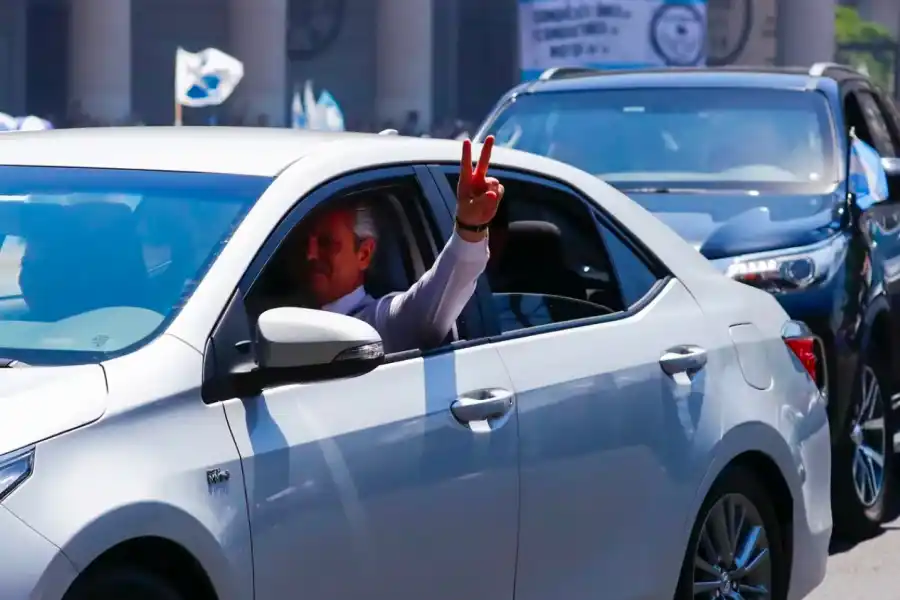 Del “Cadillac de Perón” a los alemanes: los vehículos de las juras presidenciales de los últimos 40 años