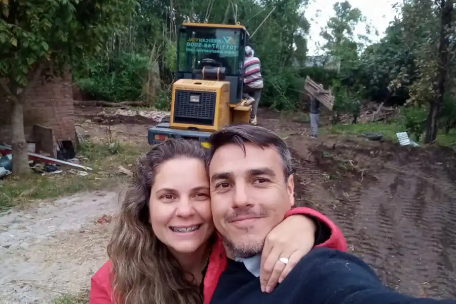 Ingrid Delajara y Sebastián Saba en medio de la construcción del hogar.