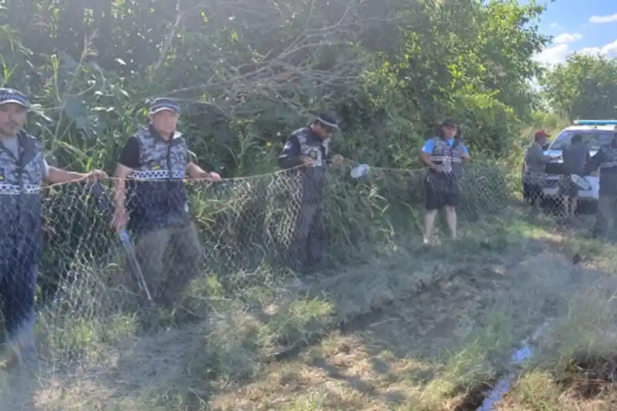 OBJETIVO. Los policías tratan de que los furtivos no lleguen a los ríos con sus redes.