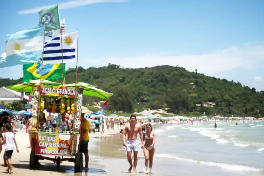 Vacaciones 2023/24: ¿cuánto cuesta vacacionar una semana en las playas de Brasil?