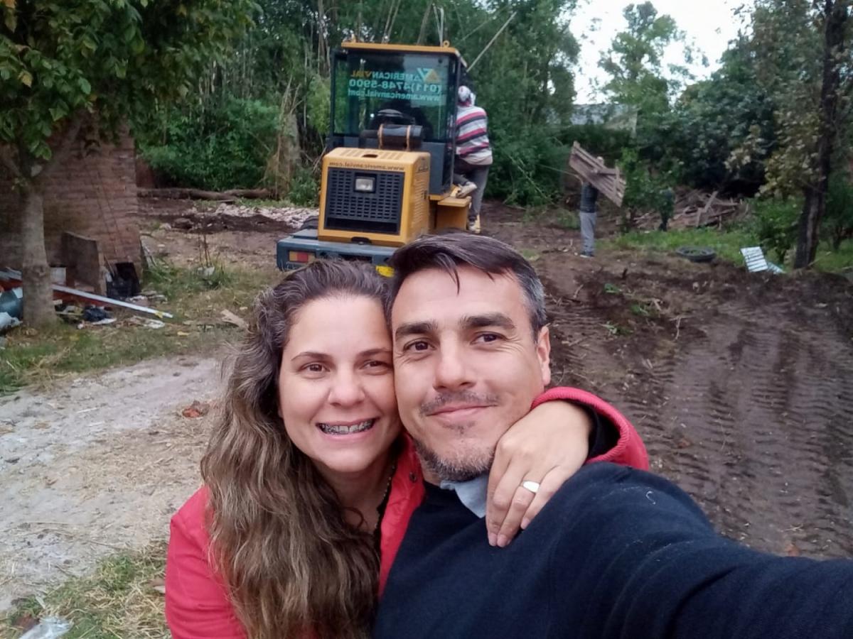 Ingrid Delajara y Sebastián Saba en medio de la construcción del hogar.